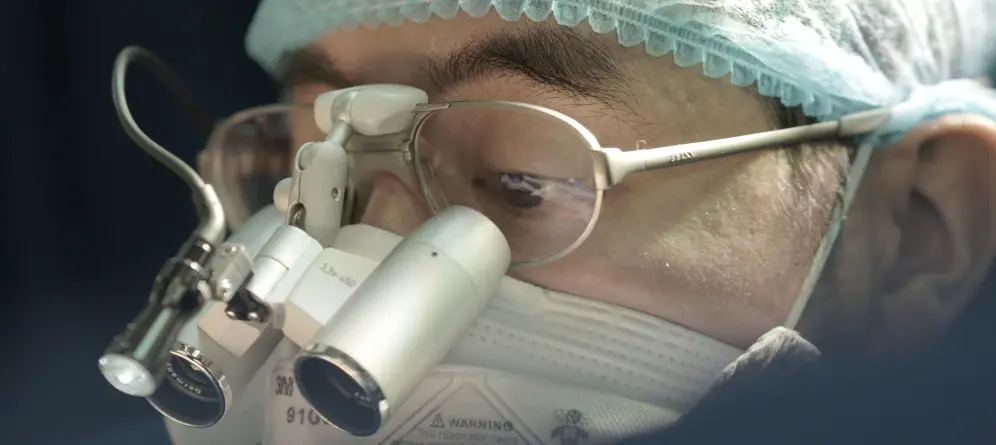 میکروجراحی و عملهای جراحی با کمک میکروسکوپ چیست؟ میکروجراحی و عملهای جراحی با کمک میکروسکوپ چیست؟