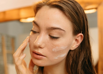 رتینول چیست و چگونه بر روی پوست اثر می‌گذارد؟