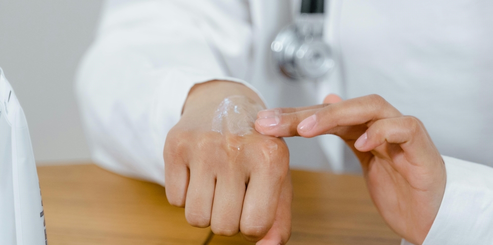 نکروز بر اثر تزریق فیلر چیست و چگونه اتفاق می‌افتد؟